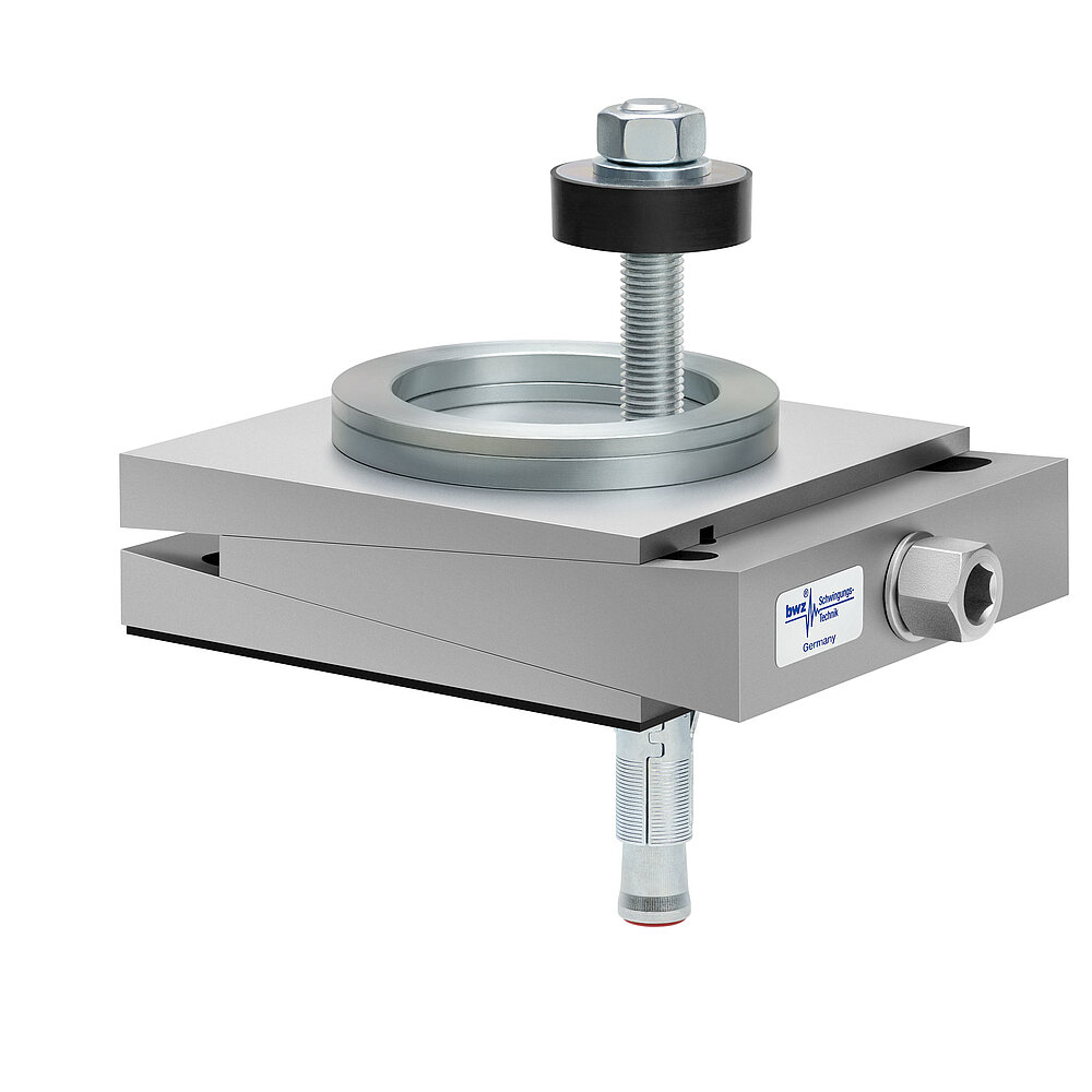 aus Ober-, Mittel- und Unterteil bestehender, quadratischer, höhenverstellbarer Maschinenschuh aus plangefrästem Metall, eingestellt auf minimale Höhe, silber-grau lackiert, mit keilförmigem Mittelteil mit mittig auf der Seite platzierter Sechskantschraube zur Höhenverstellung, einer aus zwei sphärischen, gerade aufeinander liegenden Metallringen bestehenden Winkelkalotte auf dem Oberteil, einer durch das Unterteil durchgehenden, nach oben herausragenden Befestigungsschraube mit Isolierscheibe, dünnem, schwarzem Elastomer ohne Profilierung für Gleitschutz unten und darunter ein verzinkter Dübel zur Bodenbefestigung, freigestellt auf weißem Hintergrund