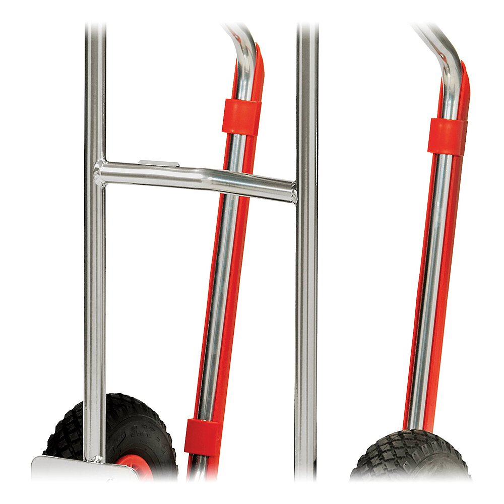 Detailansicht einer silberfarbenen FETRA® Stapelkarre aus Aluminiumrohr mit geschwungenen Stützkufen, beschlagen auf der Rückseite mit roten, aufsteckbaren Gleitkufen aus Kunststoff, freigestellt auf weissem Hintergrund