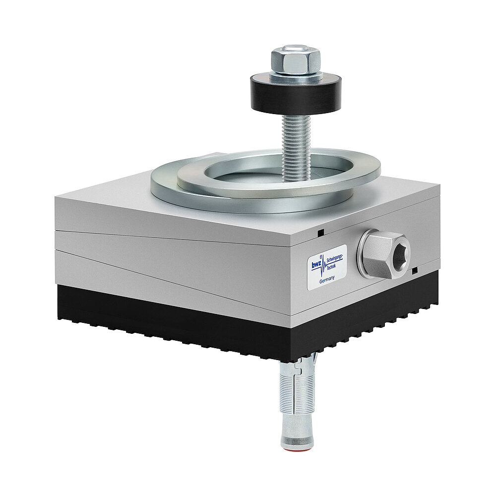 aus Ober-, Mittel- und Unterteil bestehender, quadratischer, höhenverstellbarer Maschinenschuh aus plangefrästem Metall, eingestellt auf mittlere Höhe, silber-grau lackiert, mit keilförmigem Mittelteil mit mittig auf der Seite platzierter Sechskantschraube zur Höhenverstellung, einer aus zwei sphärischen, versetzt aufeinander liegenden Metallringen bestehenden Winkelkalotte auf dem Oberteil, einer durch das Unterteil durchgehenden, nach oben herausragenden Befestigungsschraube mit Isolierscheibe, dickem, schwarzem Elastomer mit Profilierung zur Schwingungsisolierung unten und darunter ein verzinkter Dübel zur Bodenbefestigung, freigestellt auf weißem Hintergrund