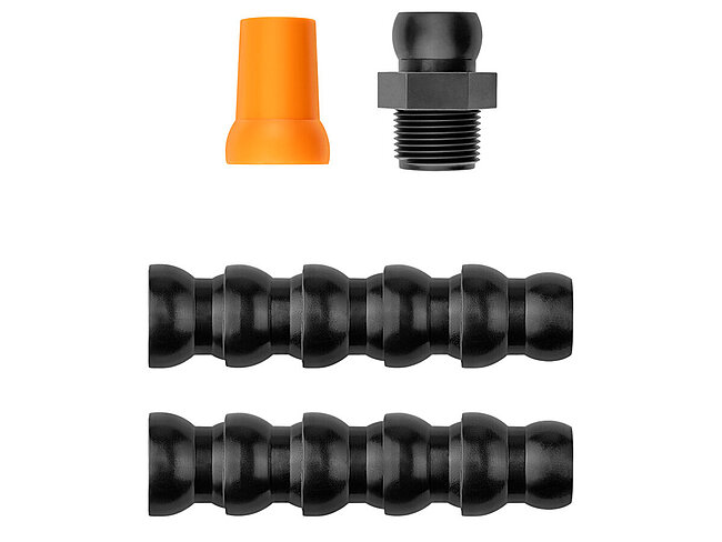 ein Schlauchset der Aqua-Loc Serie aus Kunststoff in 3/4" zur Zuführung von Kühlschmierstoffen, bestehend aus zwei schwarzen Gliederschläuchen, orangefarbener Düse und schwarzem Gewindenippel, in der Draufsicht und freigestellt auf weißem Hintergrund