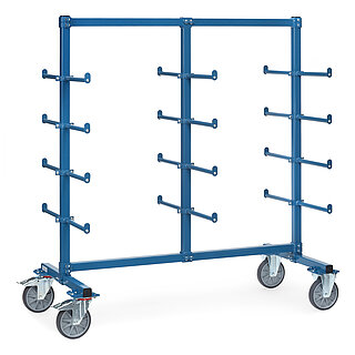 ein blauer FETRA® Tragarmwagen mit vier Etagen und beidseitigen Tragstäben mit Abrollsicherung auf weißem Hintergrund