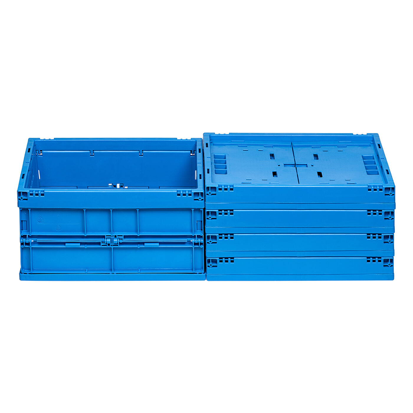 eine blaue Faltbox aus Kunststoff in Seitenansicht, nahtlos rechts daneben ein Stapel von vier zusammengeklappten blauen Faltboxen, freigestellt auf weißem Hintergrund