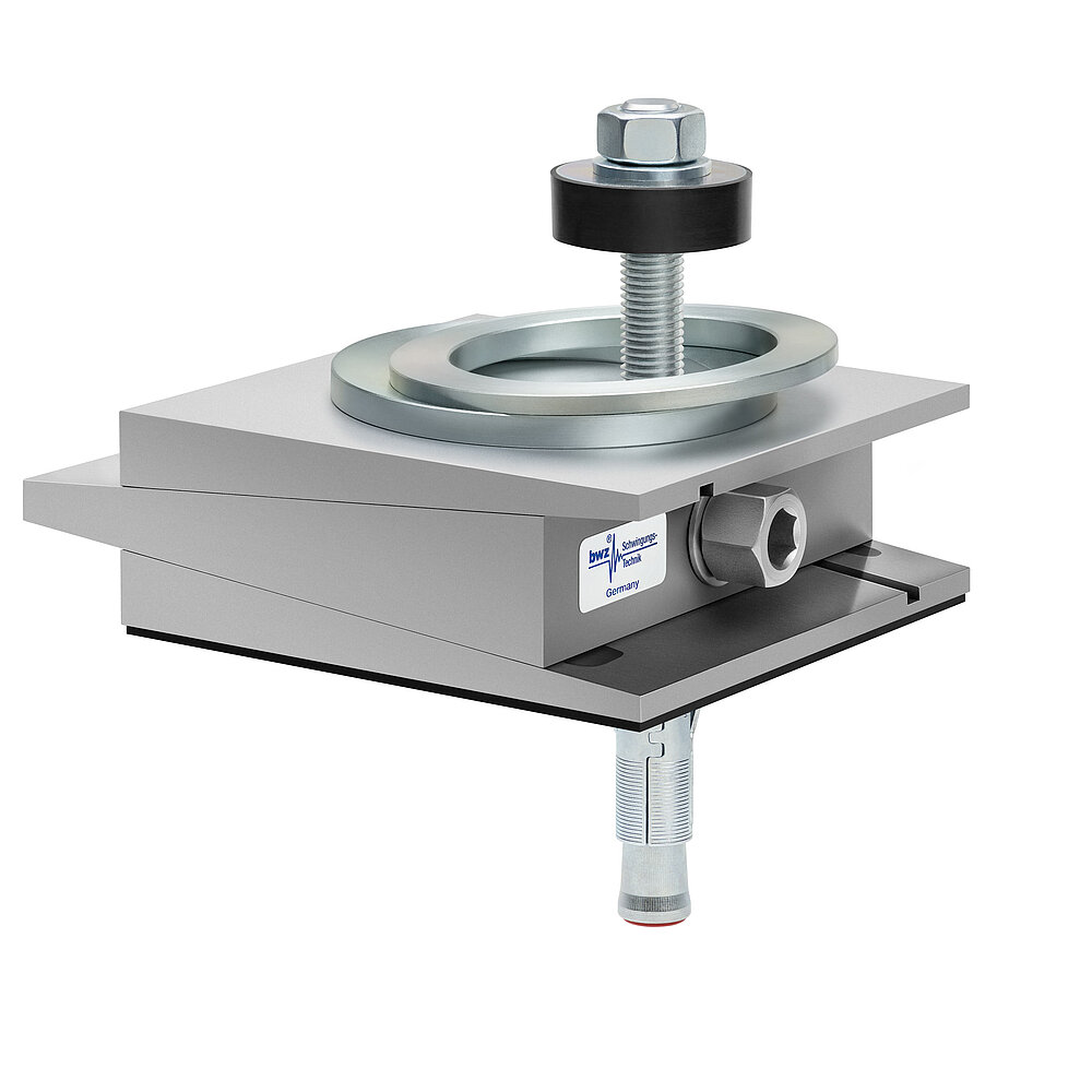 aus Ober-, Mittel- und Unterteil bestehender, quadratischer, höhenverstellbarer Maschinenschuh aus plangefrästem Metall, eingestellt auf maximale Höhe, silber-grau lackiert, mit keilförmigem Mittelteil mit mittig auf der Seite platzierter Sechskantschraube zur Höhenverstellung, einer aus zwei sphärischen, versetzt aufeinander liegenden Metallringen bestehenden Winkelkalotte auf dem Oberteil, einer durch das Unterteil durchgehenden, nach oben herausragenden Befestigungsschraube mit Isolierscheibe, dünnem, schwarzem Elastomer ohne Profilierung für Gleitschutz unten und darunter ein verzinkter Dübel zur Bodenbefestigung, freigestellt auf weißem Hintergrund