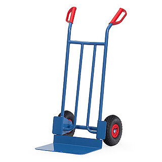 eine blaue FETRA® Sackkarre aus Stahlrohr mit Luftbereifung, großer Ladeschaufel und roten Handgriffen auf weißem Hintergrund