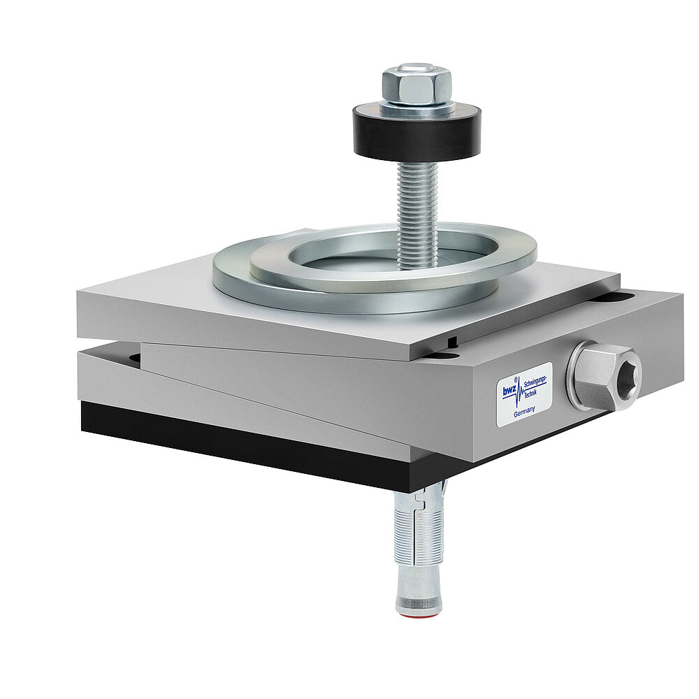 aus Ober-, Mittel- und Unterteil bestehender, quadratischer, höhenverstellbarer Maschinenschuh aus plangefrästem Metall, eingestellt auf minimale Höhe, silber-grau lackiert, mit keilförmigem Mittelteil mit mittig auf der Seite platzierter Sechskantschraube zur Höhenverstellung, einer aus zwei sphärischen, versetzt aufeinander liegenden Metallringen bestehenden Winkelkalotte auf dem Oberteil, einer durch das Unterteil durchgehenden, nach oben herausragenden Befestigungsschraube mit Isolierscheibe, mitteldickem, schwarzem Elastomer ohne Profilierung zur passiven Schwingungsisolierung unten und darunter ein verzinkter Dübel zur Bodenbefestigung, freigestellt auf weißem Hintergrund