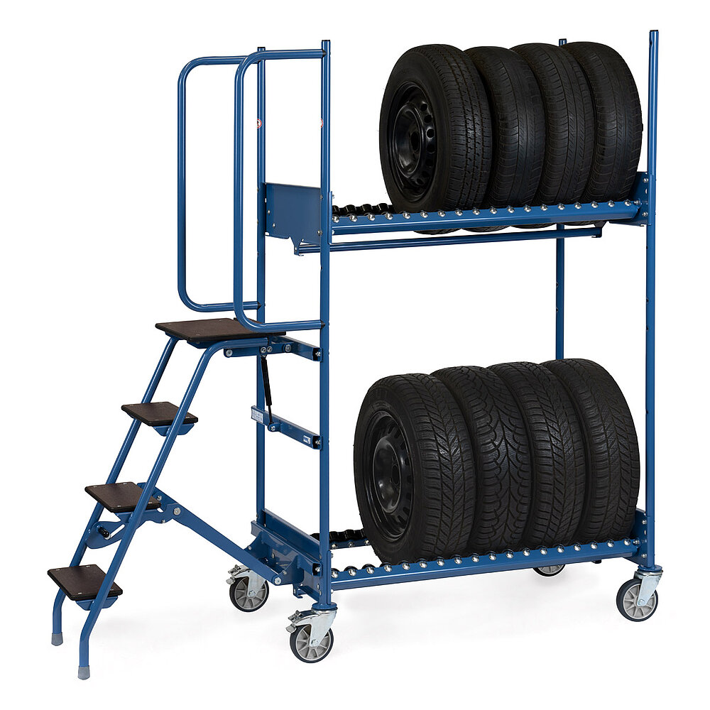 ein blauer zweigeschoßiger FETRA® Reifenkommissionierwagen aus Stahlrohr mit ausgeklappter Trittleiter, 4 Lenkrollen, davon 2 feststellbar, Rollenbahn auf jeder der 2 Ladeebenen, und beladen mit 8 PKW-Reifen auf Stahlfelgen, auf weißem Hintergrund