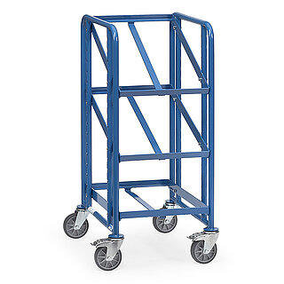 ein blauer FETRA® Wagen für Eurokästen mit drei Etagen, davon zwei schräg, auf weißem Hintergrund