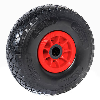 ein schwarzes FETRA® Rad für Transportkarren mit profilierter Polyurethanbereifung, roter Kunststofffelge und schwarzer Nabe auf weißem Hintergrund