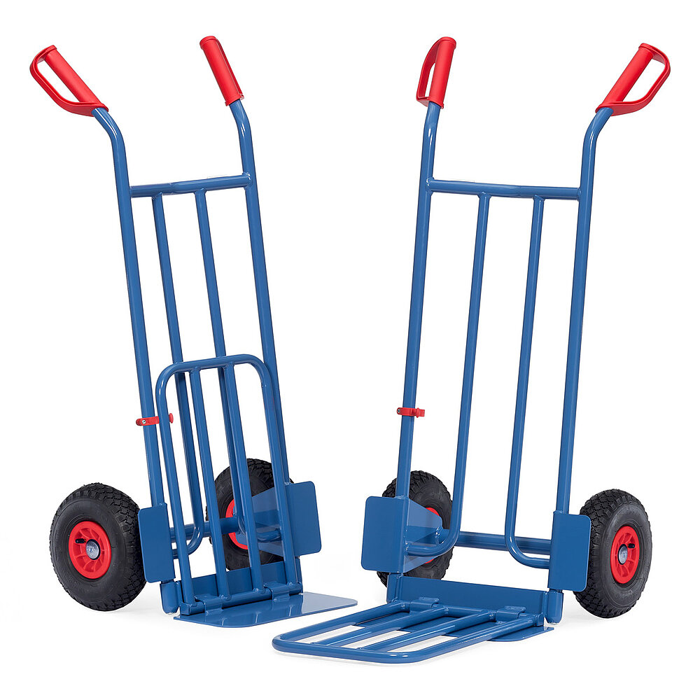 zwei blaue FETRA® Paketkarren aus Stahlrohr mit Luftbereifung, 1 x ausgeklappter Stahlrohr-Ladeschaufel, 1 x hochgeklappter Stahlrohr-Ladeschaufel und roten Handgriffen auf weißem Hintergrund
