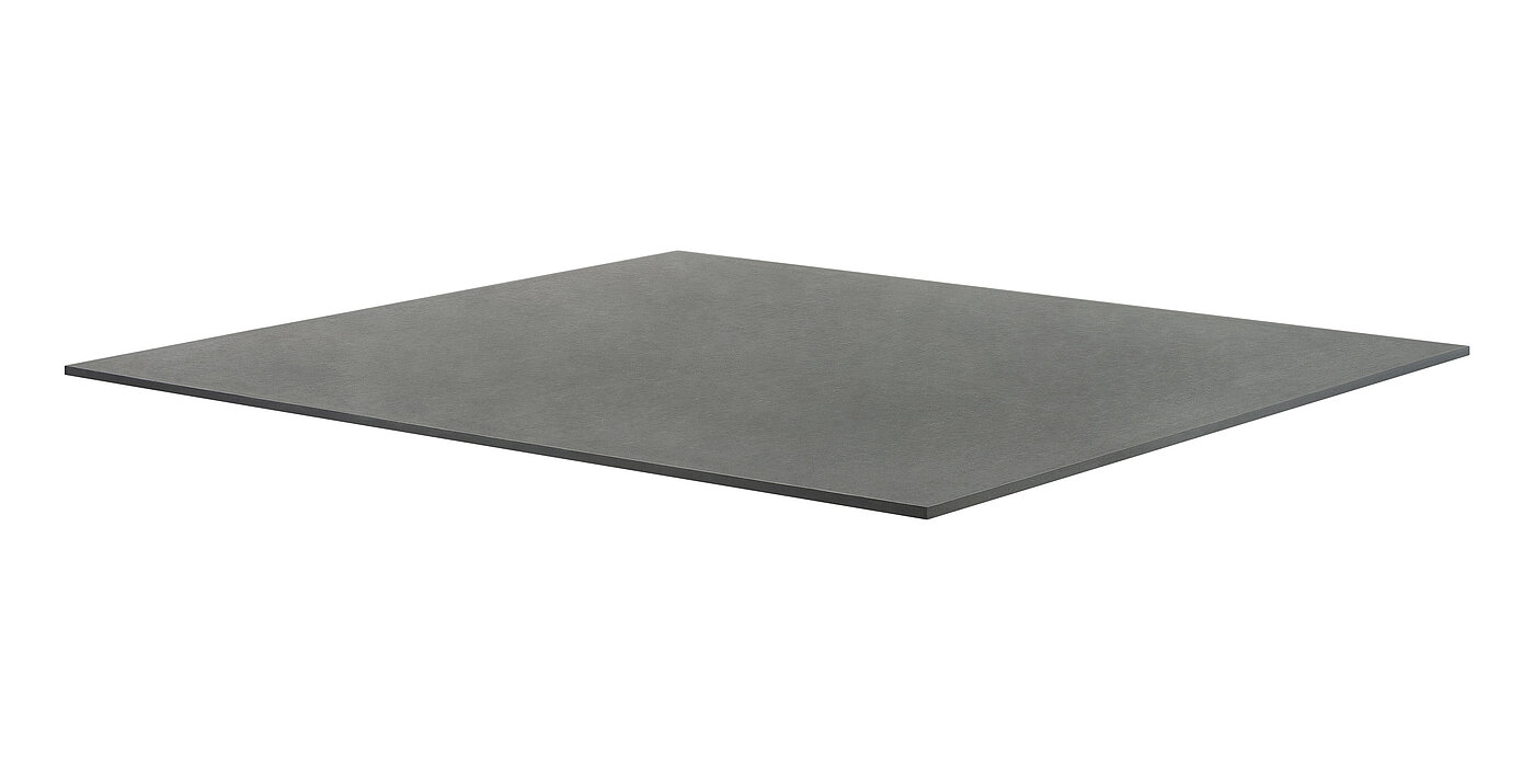 eine dünne, schwarze, quadratische Platte aus Nitrilkautschuk für Gleitschutz unter Maschinen, mit glatter Oberfläche, freigestellt auf weißem Hintergrund