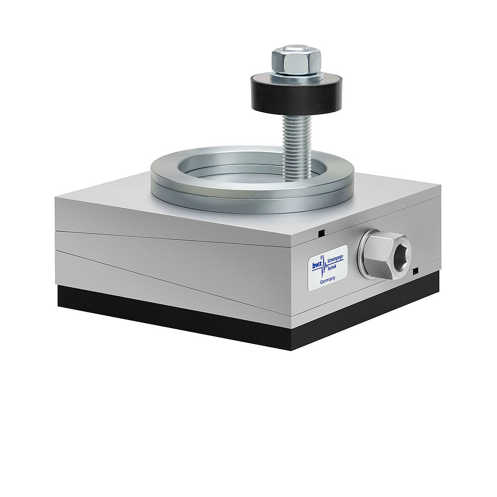 aus Ober-, Mittel- und Unterteil bestehender, quadratischer, höhenverstellbarer Maschinenschuh aus plangefrästem Metall, eingestellt auf mittlere Höhe, silber-grau lackiert, mit keilförmigem Mittelteil mit mittig auf der Seite platzierter Sechskantschraube zur Höhenverstellung, einer aus zwei sphärischen, gerade aufeinander liegenden Metallringen bestehenden Winkelkalotte auf dem Oberteil, einer durch das Unterteil durchgehenden, nach oben herausragenden Befestigungsschraube mit Isolierscheibe und mitteldickem, schwarzem Elastomer ohne Profilierung zur Schwingungsdämpfung unten, freigestellt auf weißem Hintergrund