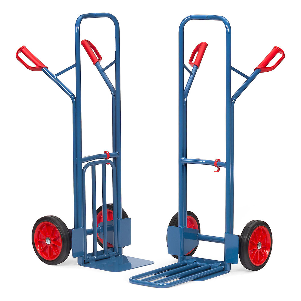 zwei blaue FETRA® Paketkarren aus doppeltem Stahlrohr mit Vollgummi-Bereifung, 1 x ausgeklappter Stahlrohr-Ladeschaufel, 1 x hochgeklappter Stahlrohr-Ladeschaufel und roten Handgriffen auf weißem Hintergrund