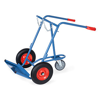 eine breite blaue nach hinten geneigte FETRA® Karre aus Stahlrohr für Stahlflaschentransport mit dreiseitig umrandeter Ladeschaufel, Vollgummi-Bereifung auf roten Felgen, roten Handgriffen auf nach hinten geknickten Schiebebügeln, Kettensicherung für die Gasflaschen und zusätzlichem dritten stützenden Hinterachs-Lenkrad, freigestellt auf weißem Hintergrund