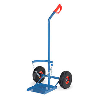 eine sehr breite blaue FETRA® Karre aus Stahlrohr für Stahlflaschentransport mit dreiseitig umrandeter Ladeschaufel, Luft-Bereifung auf roten Felgen, rotem Handgriff auf nach hinten geknicktem Schiebebügel und Kettensicherung für die Gasflasche, freigestellt auf weißem Hintergrund