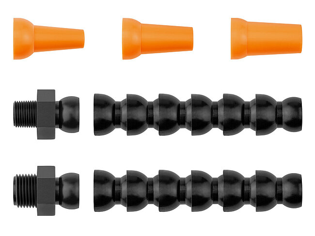 ein Schlauchset der Aqua-Loc Serie aus Kunststoff in 1/2" zur Zuführung von Kühlschmierstoffen, bestehend aus zwei schwarzen Gliederschläuchen, drei orangefarbenen Düsen und zwei schwarzen Gewindenippeln mit unterschiedlichen Gewinden, freigestellt auf weißem Hintergrund
