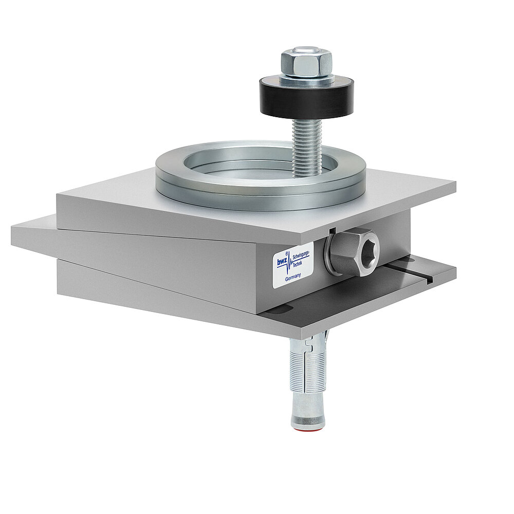 aus Ober-, Mittel- und Unterteil bestehender, quadratischer, höhenverstellbarer Maschinenschuh aus plangefrästem Metall, eingestellt auf maximale Höhe, silber-grau lackiert, mit keilförmigem Mittelteil mit mittig auf der Seite platzierter Sechskantschraube zur Höhenverstellung, einer aus zwei sphärischen, gerade aufeinander liegenden Metallringen bestehenden Winkelkalotte auf dem Oberteil, einer durch das Unterteil durchgehenden, nach oben herausragenden Befestigungsschraube mit Isolierscheibe und darunter ein verzinkter Dübel zur Bodenbefestigung, freigestellt auf weißem Hintergrund