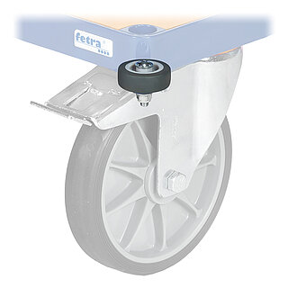 halbtransparente Detailansicht eines blauen FETRA® Plattformwagens aus Profilstahl mit Steckloch an der Ecke, hellem Holzeinlegeboden, einer feststellbaren Lenkrolle mit dunkelgrauer TPE-Bereifung auf Metallfelge mit Sternmuster, darüberliegendem, verzinktem Feststellhebel, und davor hervorgehoben platziert - nicht transparent dargestellt - eine Abweiserrolle aus hellgrauem Kunststoff an der vorderen Kante, alles freigestellt auf weißem Hintergrund