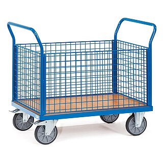 ein blauer FETRA® Plattformwagen aus Profilstahl mit zwei an den Stirnseiten montierten mit Stahlrohr eingefasssten Drahtgitterwänden mit Schiebebügeln und Drahtgitterwänden an den Längsseiten, hellem Holzboden, zwei Bockrollen vorne und zwei feststellbaren Lenkrollen hinten, freigestellt auf weißem Hintergrund