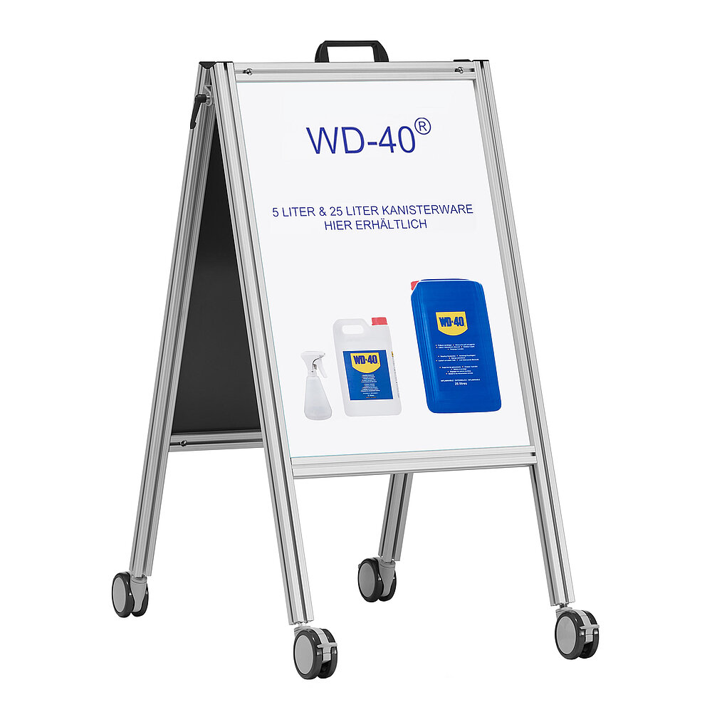 ein mobiler aufklappbarer Werbeaufsteller aus Aluminiumprofil auf vier großen feststellbaren Lenkrollen mit eingelegtem DIN A 2 Ausdruck mit WD-40® Werbung und WD-40® Bildern, freigestellt auf weißem Hintergrund