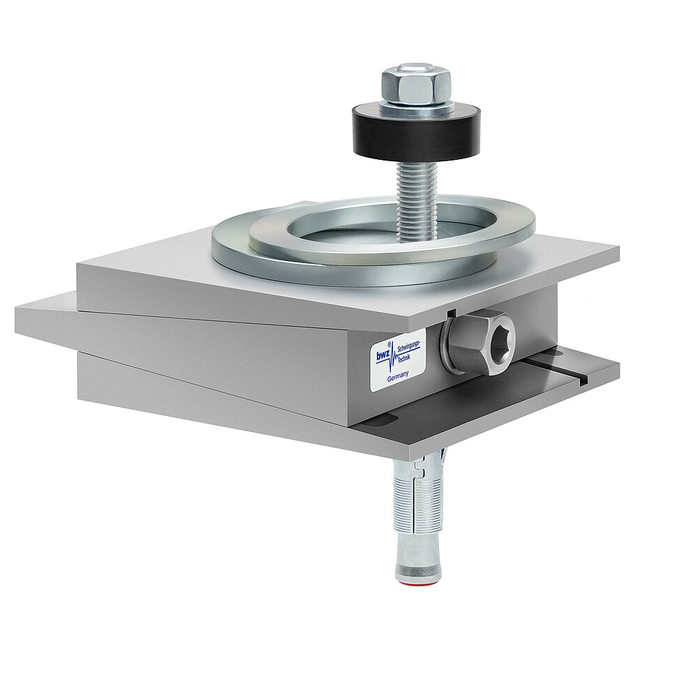 aus Ober-, Mittel- und Unterteil bestehender, quadratischer, höhenverstellbarer Maschinenschuh aus plangefrästem Metall, eingestellt auf maximale Höhe, silber-grau lackiert, mit keilförmigem Mittelteil mit mittig auf der Seite platzierter Sechskantschraube zur Höhenverstellung, einer aus zwei sphärischen, versetzt aufeinander liegenden Metallringen bestehenden Winkelkalotte auf dem Oberteil, einer durch das Unterteil durchgehenden, nach oben herausragenden Befestigungsschraube mit Isolierscheibe und darunter ein verzinkter Dübel zur Bodenbefestigung, freigestellt auf weißem Hintergrund