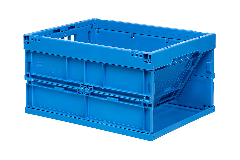 eine blaue Faltbox aus Kunststoff mit einer halb eingeklappten Stirnseite, freigestellt auf weißem Hintergrund