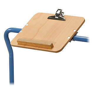 eine rechteckige FETRA® Schreibtafel aus hellem Holz im Querformat mit silbernem Dokumentenclip oben und Abrutschsicherung unten, für Dokumente der Größe DIN A4, montiert an den Schiebebügel eines blauen FETRA® Transportwagens, freigestellt auf weißem Hintergrund