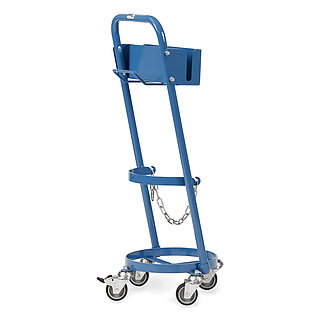ein blauer FETRA® Rollkarren aus Stahlrohr für den Transport von einzelnen Stahlflaschen, mit vier TPE-Lenkrollen, davon zwei feststellbar, geneigtem Schiebebügel mit oben montierter Zubehörbox, halbrunder Stahlspange und Kettensicherung für die Gasflasche, freigestellt auf weißem Hintergrund