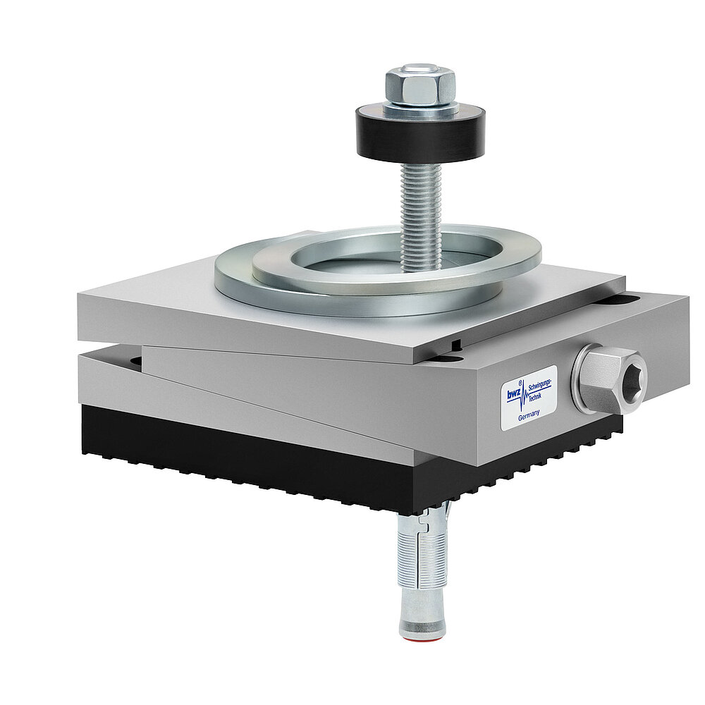 aus Ober-, Mittel- und Unterteil bestehender, quadratischer, höhenverstellbarer Maschinenschuh aus plangefrästem Metall, eingestellt auf minimale Höhe, silber-grau lackiert, mit keilförmigem Mittelteil mit mittig auf der Seite platzierter Sechskantschraube zur Höhenverstellung, einer aus zwei sphärischen, versetzt aufeinander liegenden Metallringen bestehenden Winkelkalotte auf dem Oberteil, einer durch das Unterteil durchgehenden, nach oben herausragenden Befestigungsschraube mit Isolierscheibe, dickem, schwarzem Elastomer mit Profilierung zur Schwingungsisolierung unten und darunter ein verzinkter Dübel zur Bodenbefestigung, freigestellt auf weißem Hintergrund
