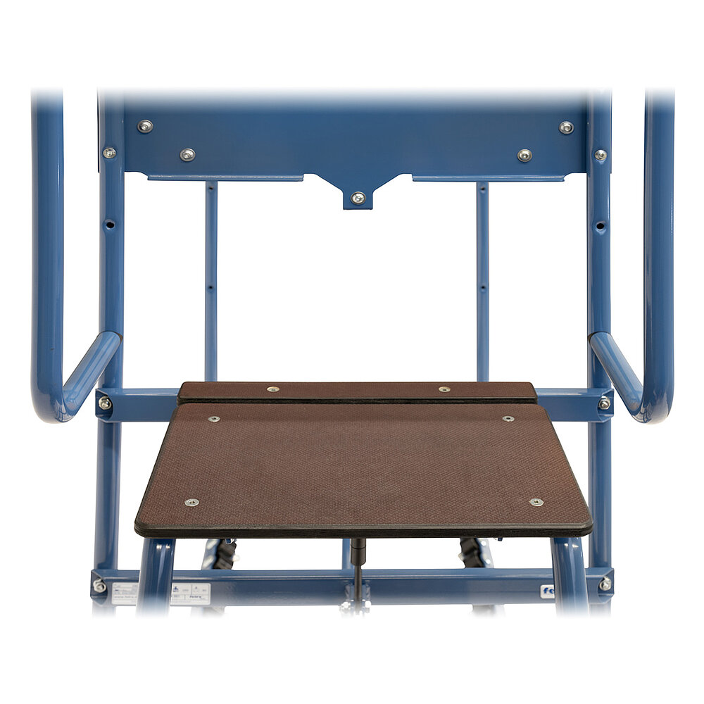 Detailaufnahme einer braunen Erweiterungsplattform aus Holz an einem blauen FETRA® Reifenkommissionierwagen, auf weißem Hintergrund