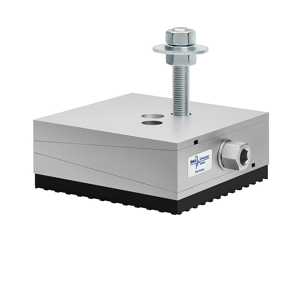 a square, height-adjustable machine mount made of precision-milled metal, adjusted in middle position, consisting of top, middle and bottom part lacquered in silver colour, with the wedge-shaped middle part featuring a protruding centered hexagonal screw for height adjustment, two holes for fastening screws in the top part, a fastening screw fastened in the bottom part and a medium-thick black elastomer with structured surface for vibration damping at the bottom, isolated on white background