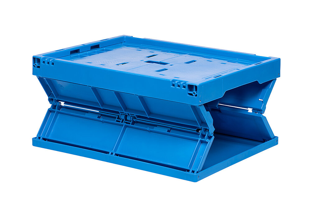 eine blaue Faltbox aus Kunststoff mit zu einem Drittel eingeklappten Längsseiten, freigestellt auf weißem Hintergrund