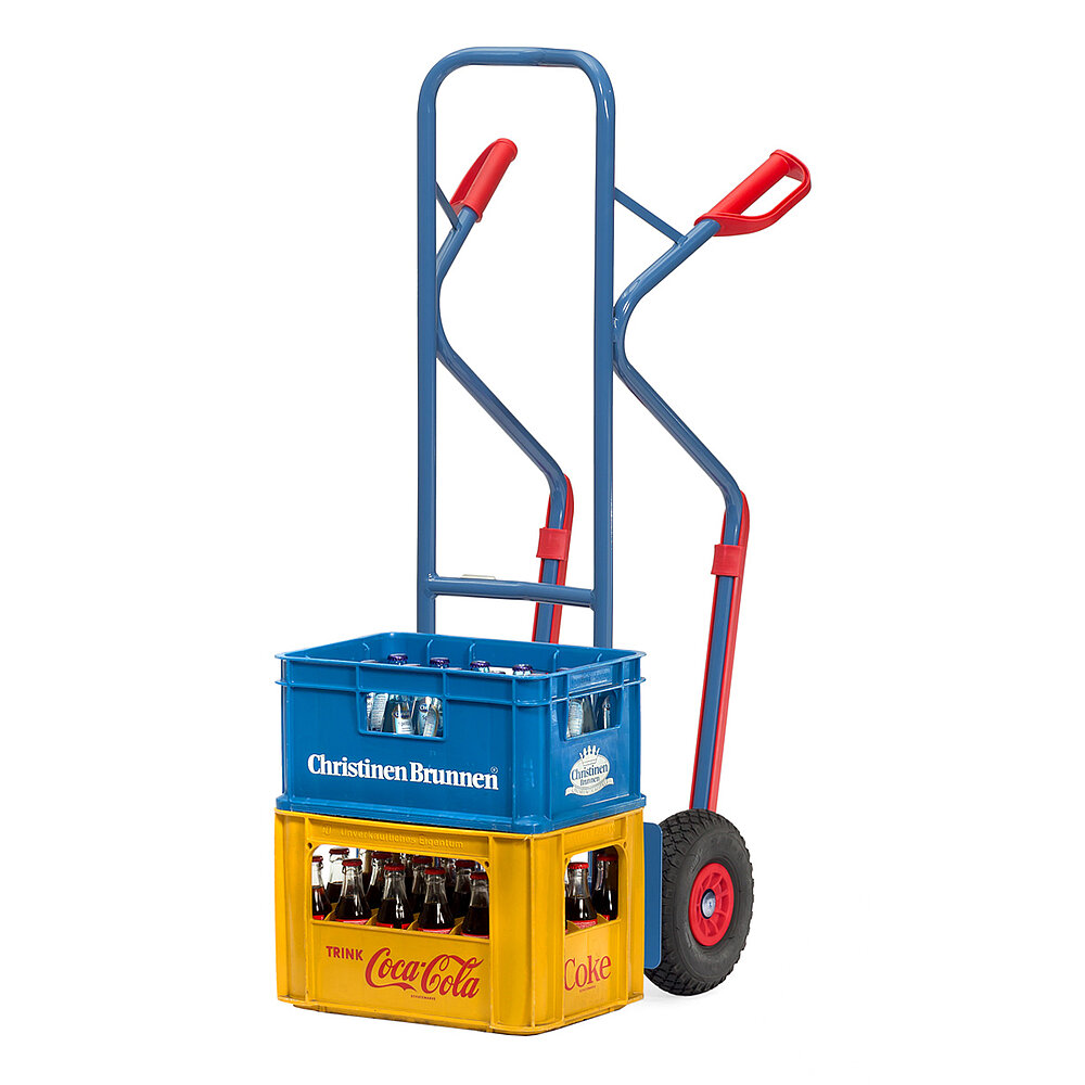 eine blaue FETRA® Stapelkarre aus Stahlrohr mit Polyurethanbereifung, aufgesteckten Kunststoffgleitkufen, roten Handgriffen und beladen mit zwei Getränkekisten auf weißem Hintergrund