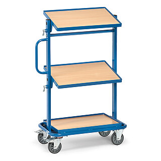 ein blauer FETRA® Wagen für Eurokästen mit drei Etagen, davon zwei schräg stellbar, auf weißem Hintergrund