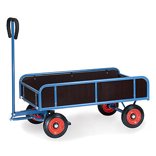 ein blauer 2-achsiger FETRA® Handwagen mit langer Lenkdeichsel mit Handgriff, 4 schwarzen Seitenwänden und Vollgummi-Bereifung auf weißem Hintergrund