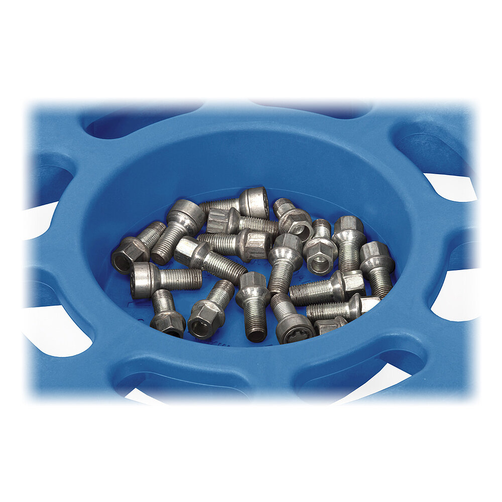 Detailansicht einer Materialmulde in einem blauen FETRA® Reifen-Roller aus Kunststoff, gefüllt mit verzinkten Radmuttern, auf weißem Hintergrund