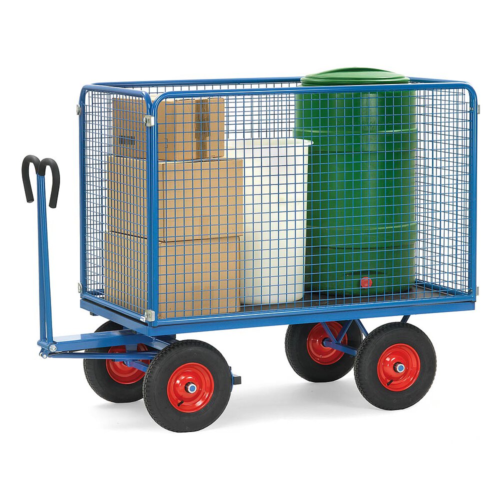 ein blauer FETRA® Handpritschenwagen mit Handdeichsel, rundum verlaufenden 1000 mm hohen Drahtgitterwänden, Luftbereifung und beladen mit Kartons und Fässern, auf weißem Hintergrund