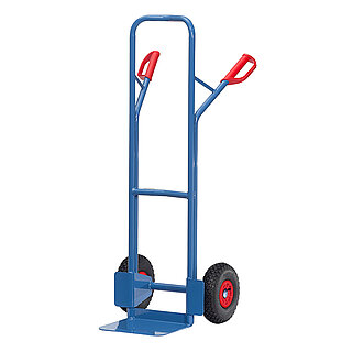 eine blaue FETRA® Stapelkarre aus doppeltem Stahlrohr mit Luftbereifung, Ladeschaufel und roten Handgriffen auf weißem Hintergrund