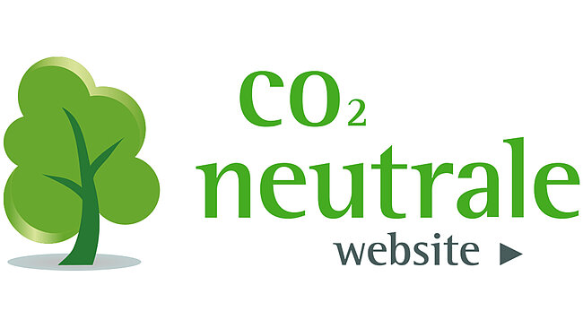 ein rechteckiges Logo mit der Textbotschaft 'CO2-neutrale Website' in kleingeschriebenen grünen Buchstaben, links daneben ein stilisierter grüner Baum, der Wachstum und Umweltfreundlichkeit symbolisiert, alles dargestellt auf weißem Hintergrund