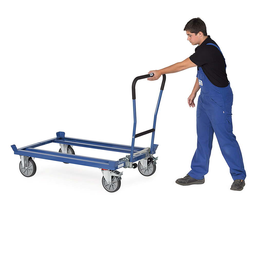 ein Arbeiter in blauer Latzhose klinkt einen Rohrschiebebügel in ein blaues FETRA® Palettenfahrgestell auf weißem Hintergrund Bild 3