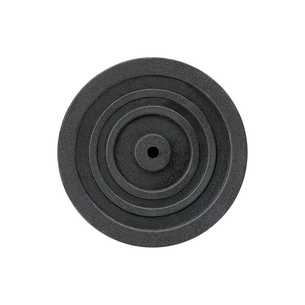 Unterseite eines runden einschraubbaren Gerätefußes aus schwarzem Thermoplast-Elastomer mit 50 mm Durchmesser und vier konzentrischen Gleitschutzringen auf weißem Hintergrund