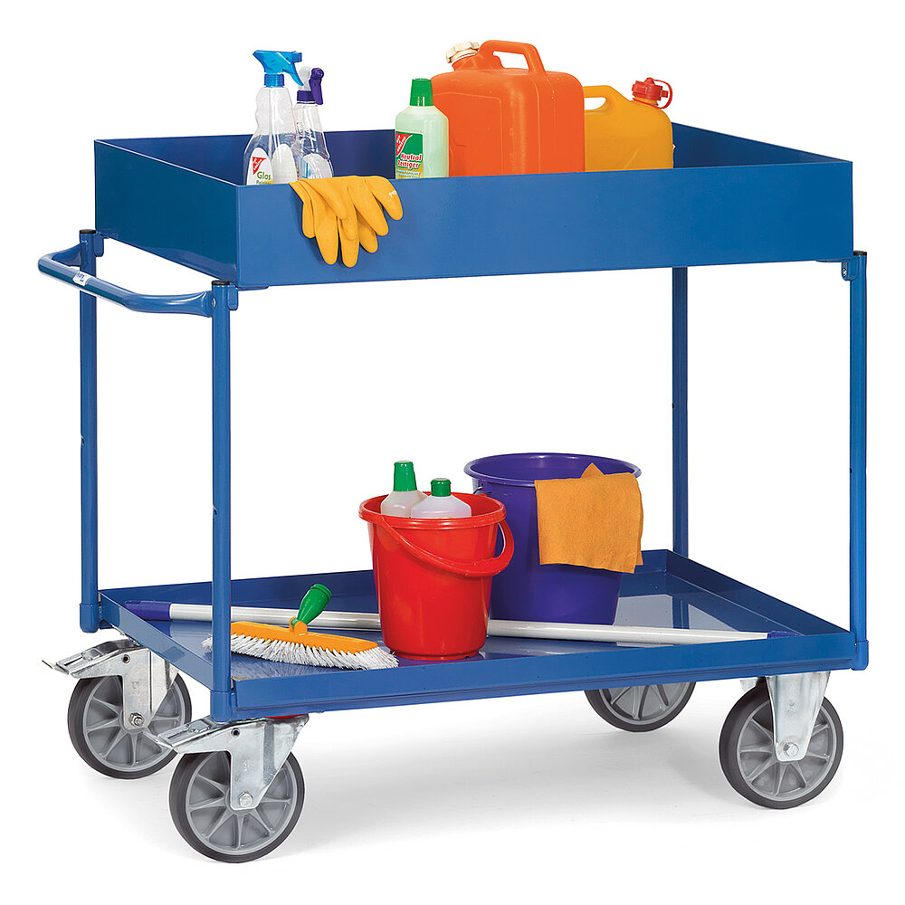 ein FETRA® Tischwagen mit Blechwannen mit zwei Etagen und Reinigungsuntensilien auf weißem Hintergrund