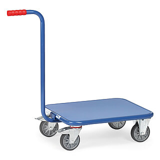 ein blauer FETRA® Griffroller aus Stahlrohr mit tiefliegender Ladeplattform aus Metallblech, zwei Bockrollen vorne, zwei feststellbaren Lenkrollen hinten und langer rechtwinkliger Schiebestange mit rotem Griff, freigestellt auf weißem Hintergrund