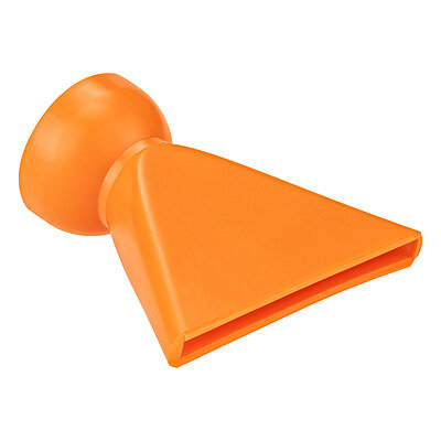 eine orangefarbene Düse der Aqua-Loc Serie aus Kunststoff mit Kugelkopfgelenkpfanne hinten und nach vorne flach auslaufender schlitzförmiger Düsenöffnung mit 50 mm Breite zur Zuführung von Kühlschmierstoffen, freigestellt auf weißem Hintergrund