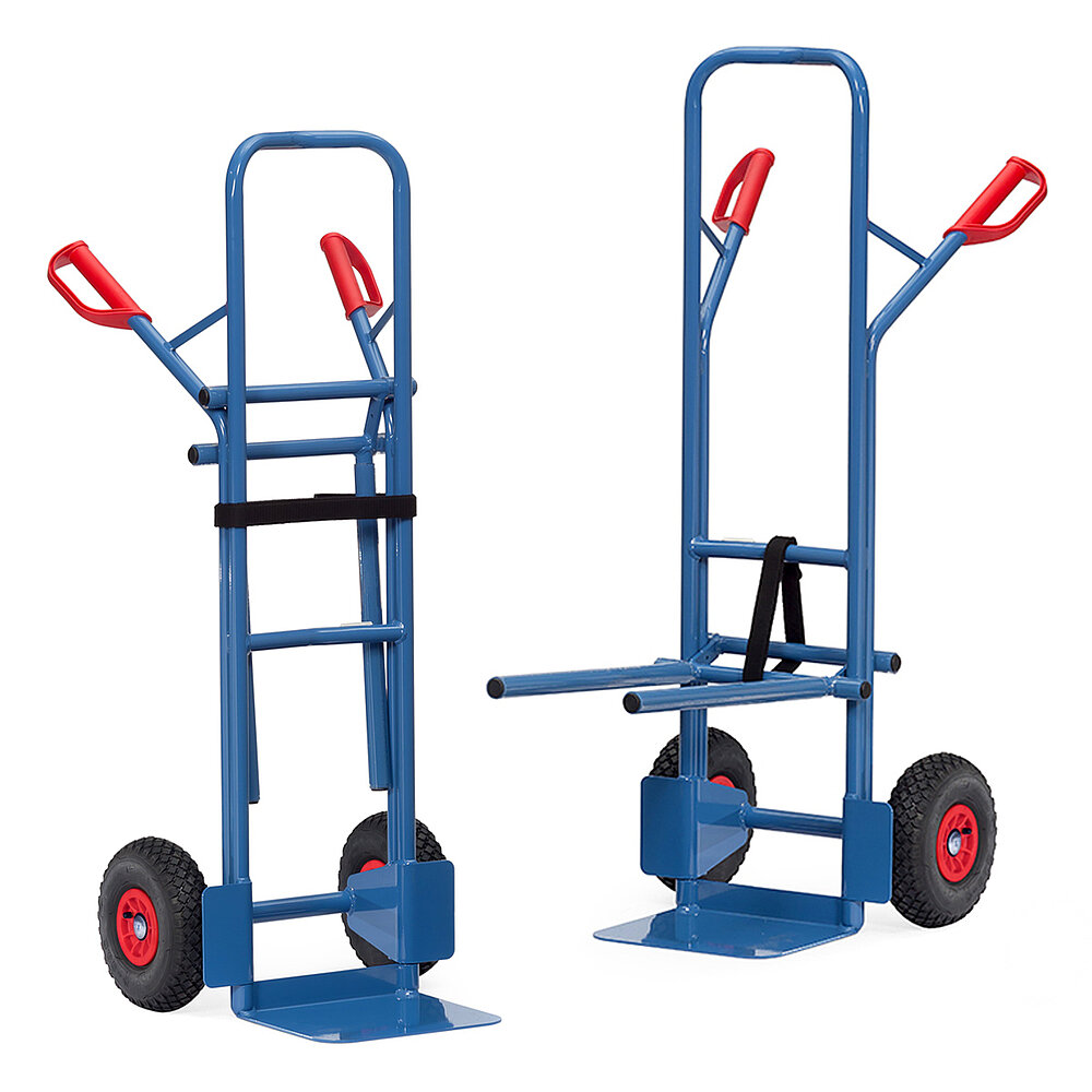 zwei blaue FETRA® Karren aus Stahlrohr zum Transport von Stapelstühlen mit schwarzer Luftbereifung, Ladeschaufel, 1 x eingehängtem und ausgeklapptem, 1 x eingehängtem und hochgeklapptem, aus jeweils zwei horizontal abstehenden Holmen bestehendem Stuhltraggestell und roten Handgriffen auf weißem Hintergrund