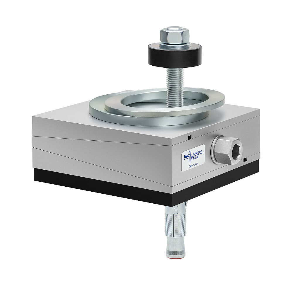 aus Ober-, Mittel- und Unterteil bestehender, quadratischer, höhenverstellbarer Maschinenschuh aus plangefrästem Metall, eingestellt auf mittlere Höhe, silber-grau lackiert, mit keilförmigem Mittelteil mit mittig auf der Seite platzierter Sechskantschraube zur Höhenverstellung, einer aus zwei sphärischen, versetzt aufeinander liegenden Metallringen bestehenden Winkelkalotte auf dem Oberteil, einer durch das Unterteil durchgehenden, nach oben herausragenden Befestigungsschraube mit Isolierscheibe, mitteldickem, schwarzem Elastomer ohne Profilierung zur passiven Schwingungsisolierung unten und darunter ein verzinkter Dübel zur Bodenbefestigung, freigestellt auf weißem Hintergrund