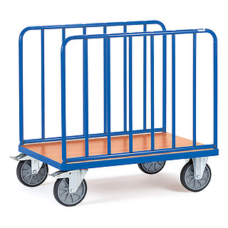 ein blauer FETRA® Plattformwagen aus Profilstahl mit zwei längs verlaufenden Wänden mit vertikalen Stahlrohrstreben, hellem Holzboden, zwei Bockrollen vorne und zwei feststellbaren Lenkrollen hinten, freigestellt auf weißem Hintergrund