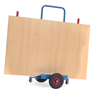 eine blaue FETRA® Karre zum Transport von Platten mit zwei schwarzen Gummireifen, zwei roten Handgriffen und einer großen braunen Holzplatte auf weißem Hintergrund