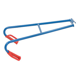 ein blauer, sich v-förmig weitender einhängbarer FETRA® Tragholm aus Stahlrohr für FETRA® Gerätekarren mit roten Kunststoffgriffen auf nach unten gebogenen Rohrenden, freigestellt auf weißem Hintergrund