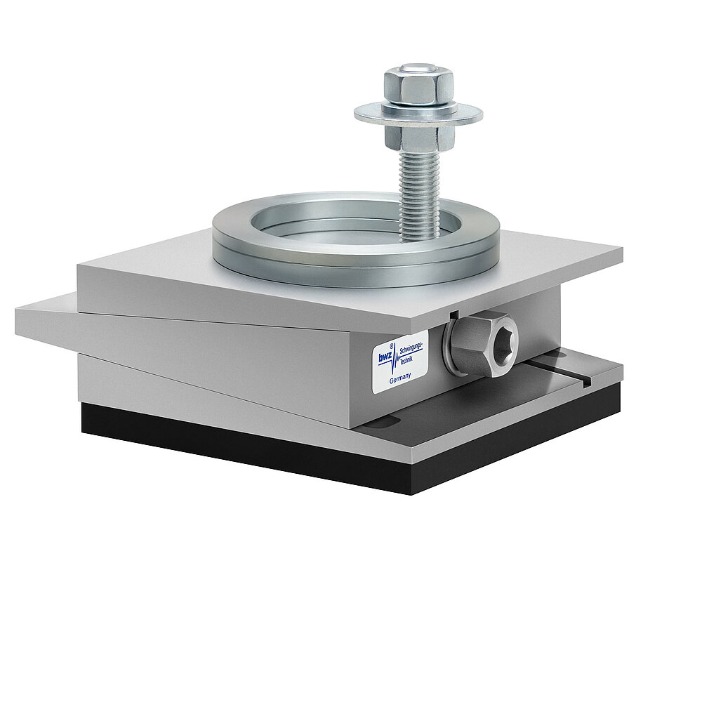 aus Ober-, Mittel- und Unterteil bestehender, quadratischer, höhenverstellbarer Maschinenschuh aus plangefrästem Metall, eingestellt auf maximale Höhe, silber-grau lackiert, mit keilförmigem Mittelteil mit mittig auf der Seite platzierter Sechskantschraube zur Höhenverstellung, einer aus zwei sphärischen, gerade aufeinander liegenden Metallringen bestehenden Winkelkalotte auf dem Oberteil, einer im Unterteil verschraubten Befestigungsschraube und mitteldickem, schwarzem Elastomer ohne Profilierung zur passiven Schwingungsisolierung unten, freigestellt auf weißem Hintergrund