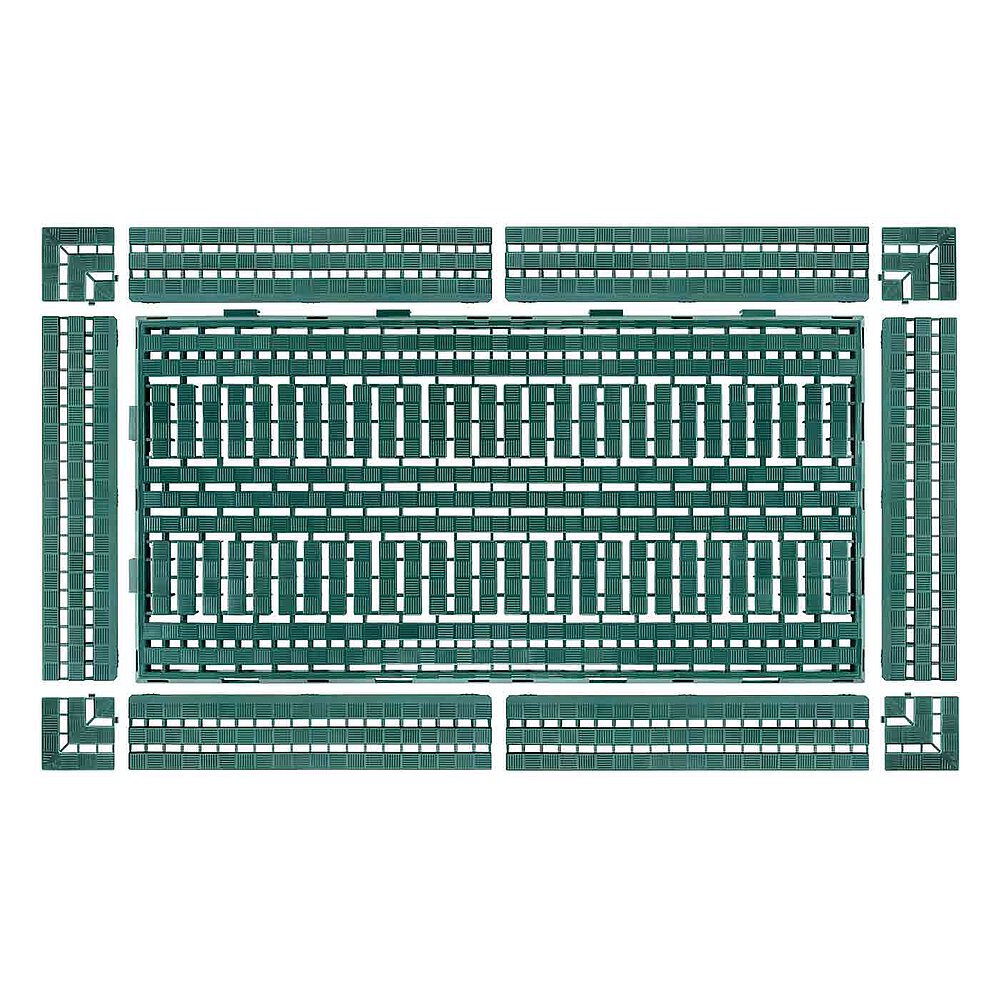 1 grüner, rechteckiger Bodenrost aus Kunststoff mit 6 rechteckigen Auffahrkeilen und 4 quadratischen Eckelementen, lose aneinandergelegt, freigestellt auf weißem Hintergrund